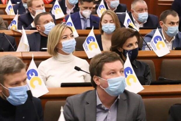 Київрада закликала владу припинити політичне переслідування Петра Порошенка, опозиційних політиків та незалежних ЗМІ
