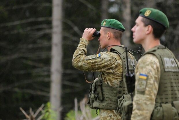 Кинувши пакунки з цигарками, контрабандисти тікали від українських прикордонників (Фото)