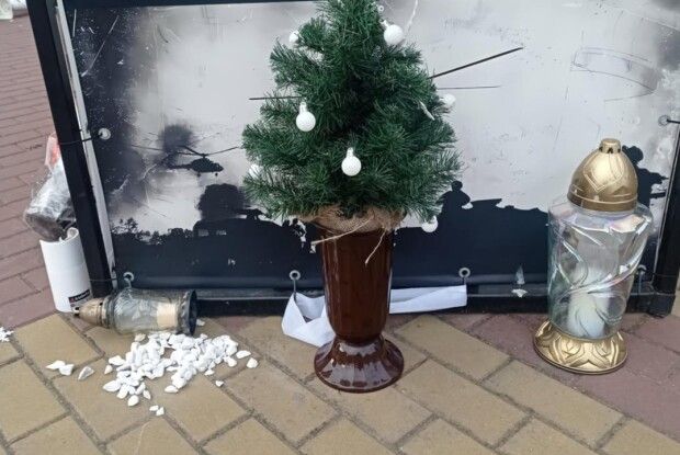 В колишньому райцентрі на Волині хтось вкрав квіти біля пам'ятного банера загиблому воїну (Фото)