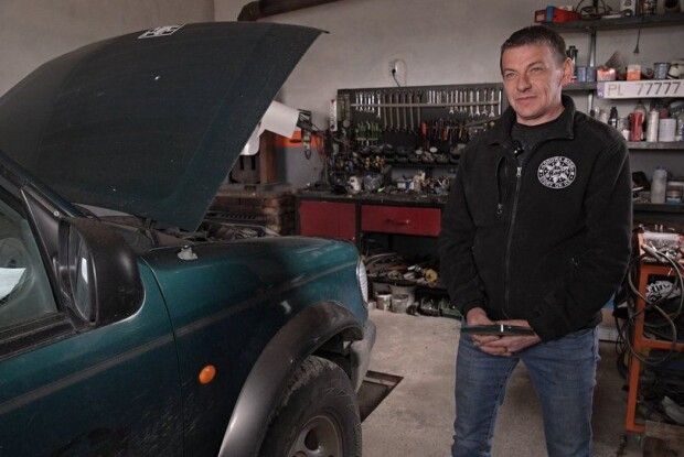 На Волині поляк безкоштовно відновлює автівки на фронт (Відео)