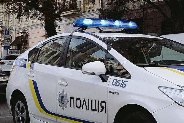 На Рівненщині озброєний водій запропонував поліцейським 400 доларів хабара