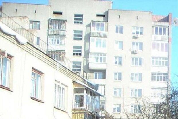 Жителям луцької багатоповерхівки перекрили гарячу воду через витік у мережі