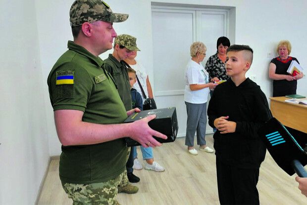 Шестикласник на 1 вересня прийшов у школу з особливим подарунком 