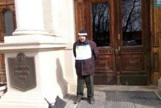 Під стінами Львівської ОДА голодує вчитель, якого «дістала» несправедливість