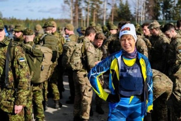 Президент Естонії у свої 49 пробігла марш-кидок з військовими
