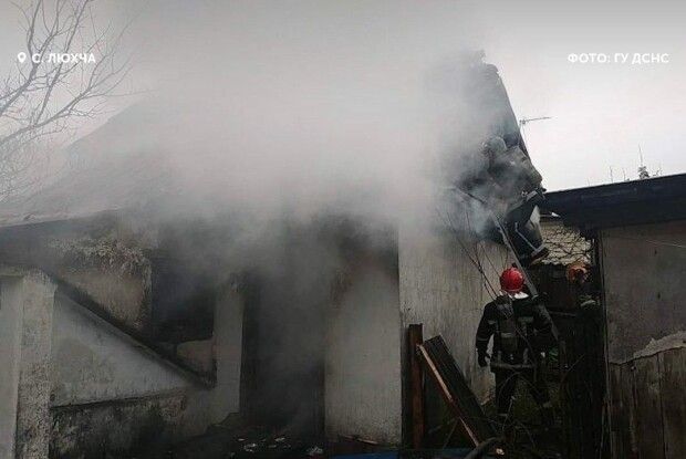 На Рівненщині пожежний доброволець допоміг побороти вогонь