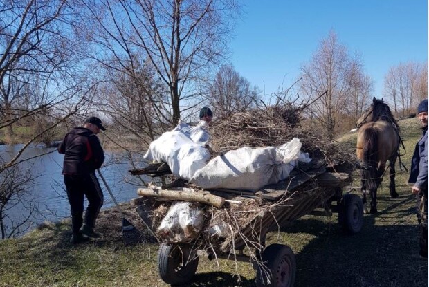 На Волині із сільського ставка підводами вивозили… сміття! (Фото, відео)