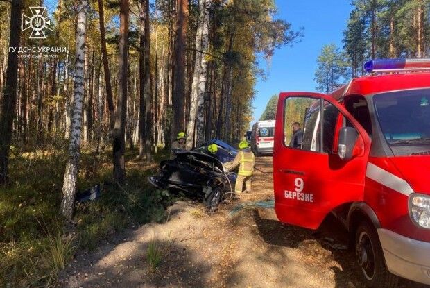 На Рівненщині тіло загиблого водія з автівки довелося витягати рятувальникам (Фото)