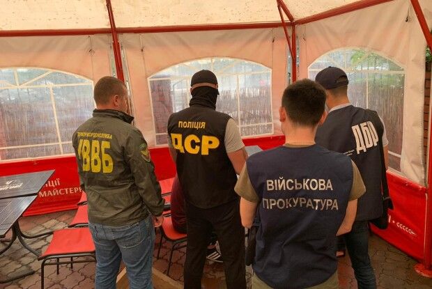 Прикордонник здер з контрабандистів 600 доларів хабаря, а його «пов’язали» силовики