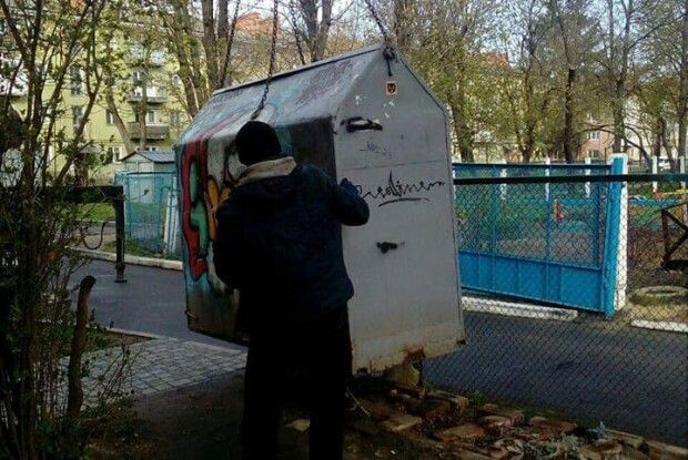 Луцькі муніципали прибрали ще одну незаконну «будку»