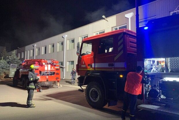 Сталася пожежа на підприємстві у Рівненському районі (Фото, відео)