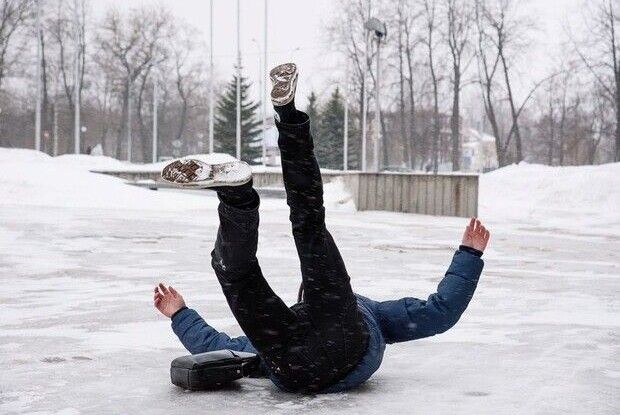 Жителі різних мікрорайонів Луцька скаржаться на непосипані тротуари (Відео)