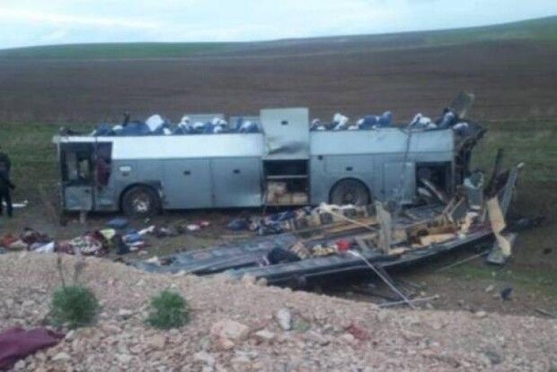 На півдні Казахстану перекинувся пасажирський автобус: 11 людей загинули, ще 32 постраждали (фото)