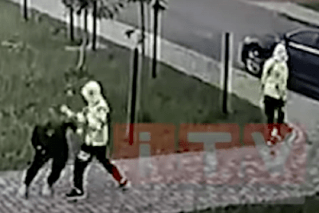 У Рівному посеред вулиці близнюки порізали жінку: відомо про її стан (Відео моменту)