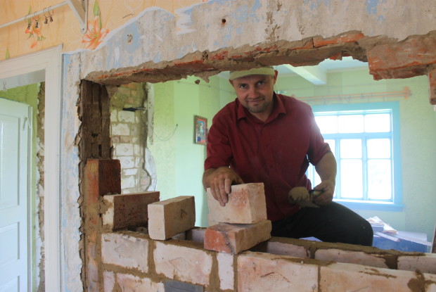 Маневицький умілець Віктор Мельник знає, як зробити тепло в оселі