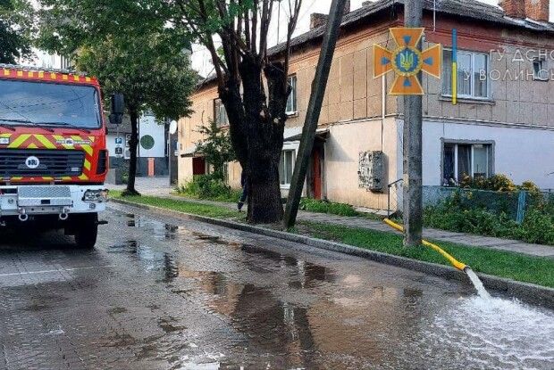 Затопило підвали: луцькі рятувальники повідомили, скільки разів учора їздили відкачувати воду після дощу (Фото)