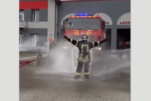 У колишньому райцентрі на Волині водія змусили тягнути пожежний автомобіль