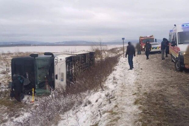 На Прикарпатті перекинувся пасажирський автобус, є жертви