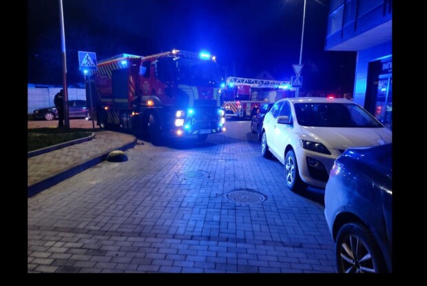 В обласному центрі Волині пожежники не змогли доїхати до будинку, де горіла квартира на 13-му поверсі 