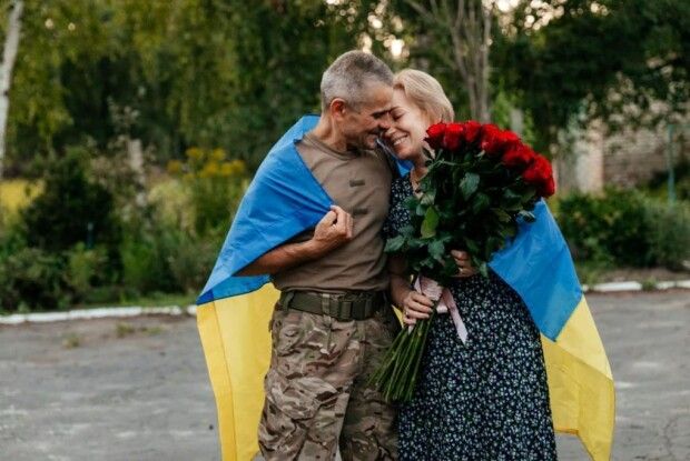 Обійми, троянди й прапор: військовий з Нововолинська влаштував дружині сюрприз (щемне Відео)