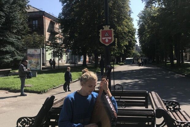 У Нововолинську на «стометрівці» своєю грою дивував людей мандрівний кобзар
