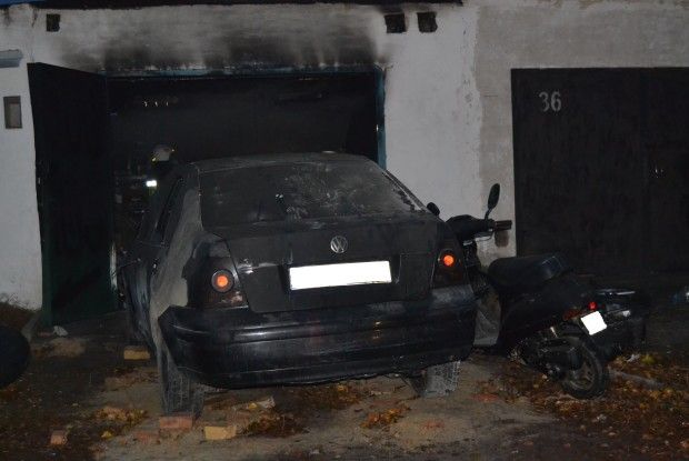 На Рівненщині пожежники врятували автомобіль із палаючого гаража