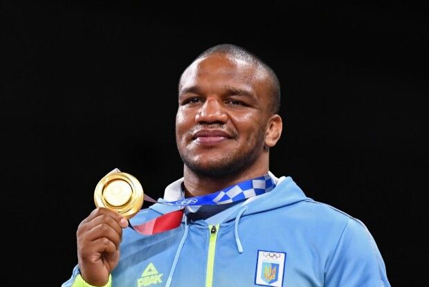 Жан Беленюк виставляє свою золоту олімпійську нагороду Токіо-2020 на благодійний аукціон