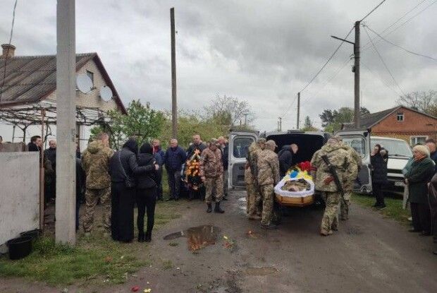 «Смерть Миколи – це біль усієї країни»: у Луцькому районі попрощалися із загиблим штаб-сержантом (Відео)