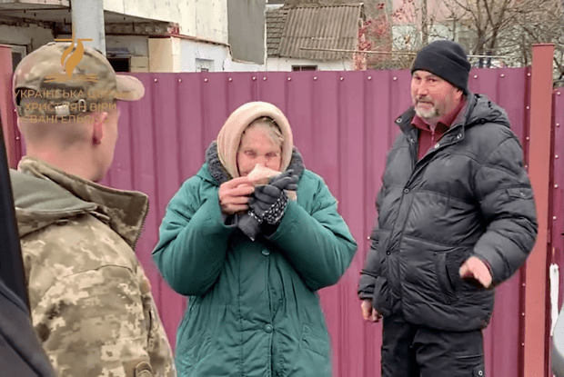 Без сліз не можна дивитися: волонтери привезли хліб укранцям, які вижили в Бучі (Відео)