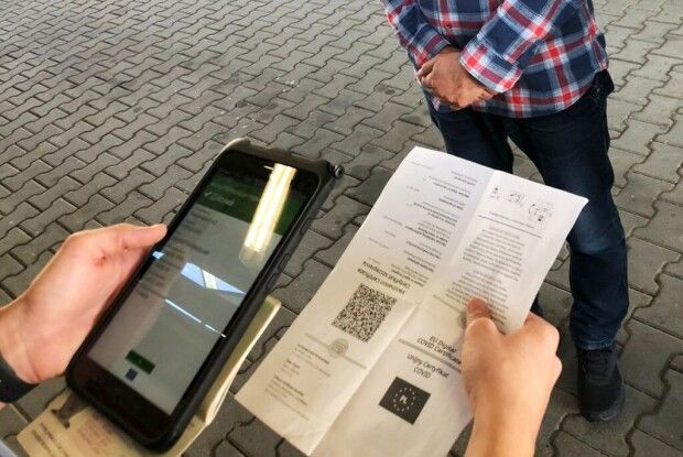 Підроблені свідоцтва про вакцинацію на кордоні «не пройшли»