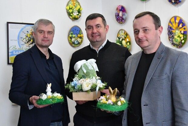 Великодні барви: у Луцьку відкрили благодійну виставку на підтримку ЗСУ
