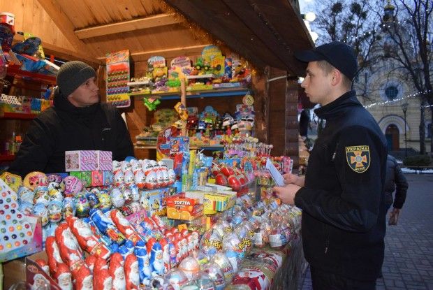 Рятувальники вчили учасників Різдвяного ярмарку, як захиститися від червоного півня (фото)