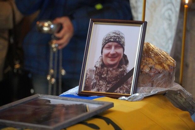 На Волині в останню путь загиблого Героя проводжали з весільним короваєм...