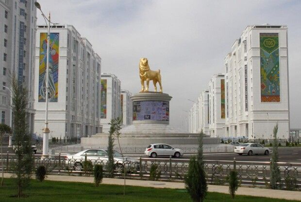 У столиці Туркменістану Ашхабаді встановили велетенський позолочений пам’ятник собаці породи алабай (Фото)
