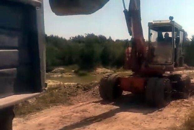 Посадовці Ковельської мерії затримали крадія піску, інші – втекли