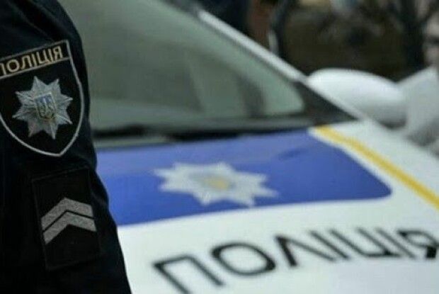 Патрульні врятували п'ятирічну дівчинку, яка стояла у відчиненому вікні квартири на сьомому поверсі