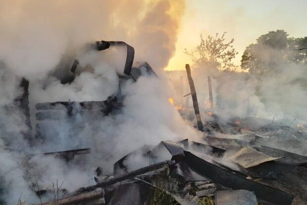 Вогонь наробив лиха: під ранок на Рівненщині горіла хата (Фото)
