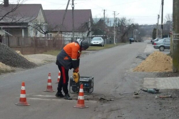 Біля садочка у Тарасовому встановлюють «лежачі поліцейські»