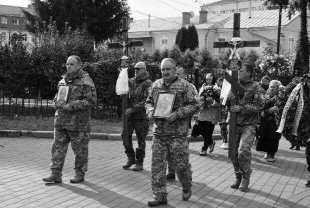 Плакали над двома домовинами: у луцькому соборі відспівали Героїв (Фото)