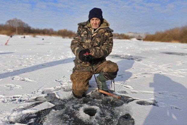 У Луцьку любителів рибалити на кризі морози не лякають 