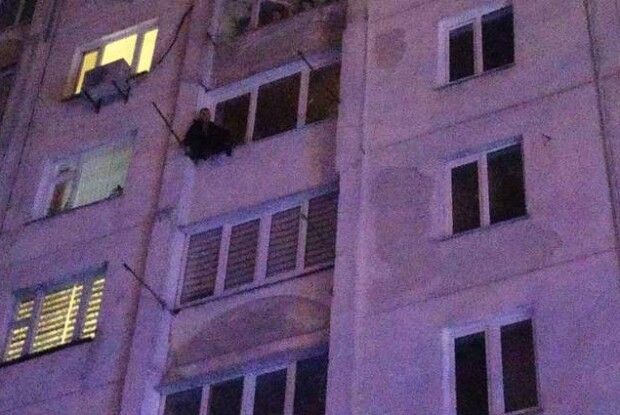Українець стрибнув із сьомого поверху і повис на мотузках для прання (Фото)