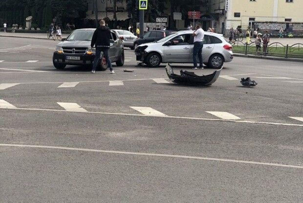 ДТП у центрі Луцька: одна автівка залишилася без бампера (Фото)