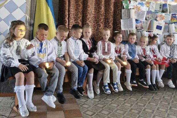 Зекономлені на букетах гроші волинські батьки віддадуть на потреби ЗСУ (Фото)