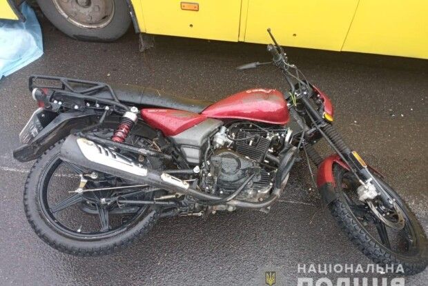 У Луцьку мотоцикліст влетів в автівку, а потім його на смерть переїхала маршрутка (Фото)
