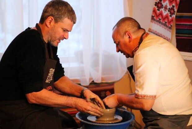 Майстер-клас для Арсена Мірзояна та Тоні Матвієнко від локачинських умільців