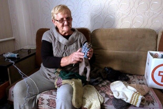 «Адідаси баби Валі»: як на Рівненщині 75-річна жінка допомагає ЗСУ