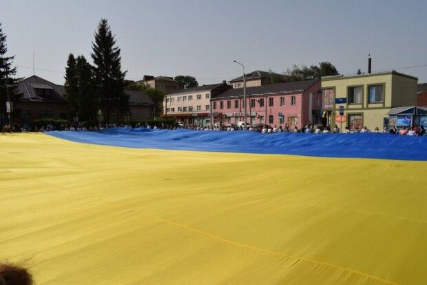 На Рівненщині розгорнули найбільший в Україні синьо-жовтий прапор