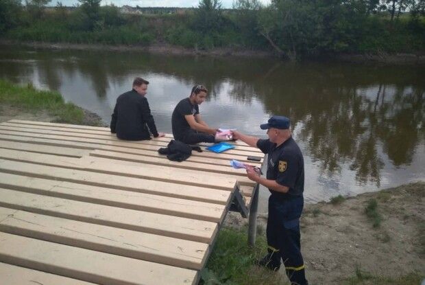 На березі Стиру рятувальники закликали лучан не знаючи броду – не лізти у воду (фото)