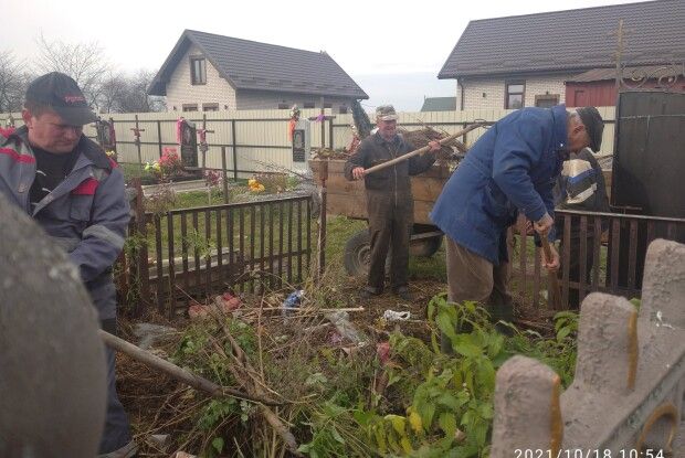 На Волині священник прибрав сміття з кладовища (Фото)