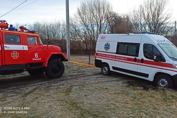 На Волині автомобіль швидкої загруз в болоті